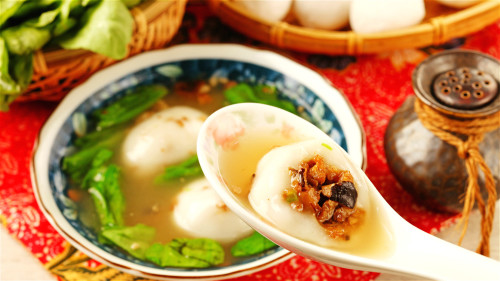 冬至飲食文化豐富多彩，吃湯圓的習俗流傳廣泛。