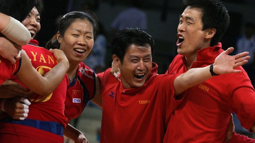 2004年，陈忠和率领中国女排夺得奥运会金牌。