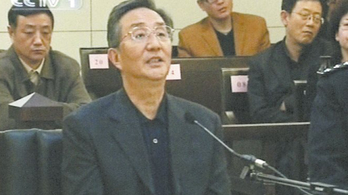 陈良宇穿西装受审。