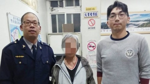 新竹县丰田派出所警方在巡逻时，主动关心衣物单薄走在街上的70岁黄姓妇人，却意外发现她窃盗通缉犯，给予关怀后仍依法送办。