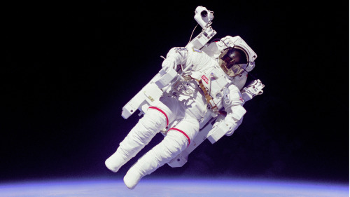 麦克坎德雷斯是第一位达成无安全带太空漫步的航天员，他在太中与湛蓝地球的映衬，成为一张永恒的经典画面。(16:9) 