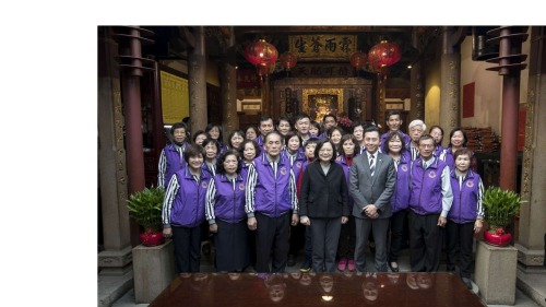 蔡英文总统与新竹市长林智坚和长和宫工作人员合影。
