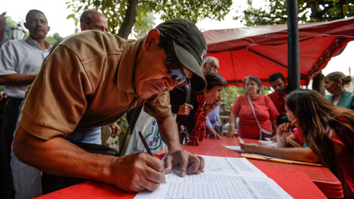 委内瑞拉政府要求民众签名反对国际社会对委内瑞拉实施制裁。(16:9) 