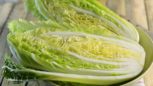 白菜具有多种养生功效，润肠、排毒、防癌。