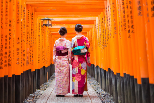 日本女人和服後面的小包包是幹啥用的？