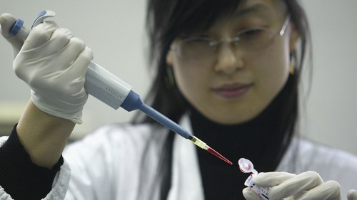 中共當局以驗血等各種手段，收集DNA。