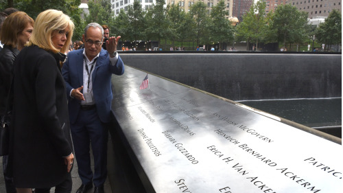 9.11当天前来纽约纪念罹难者的人们。(16:9) 