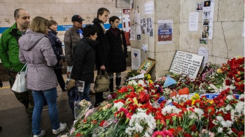 2017年4月12日，Avaaz民众组织成员悼念9天前在圣彼得堡地铁列车上炸弹恐袭中身亡的人们。