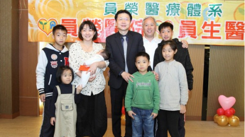 聂幼安开心领到10万生育补助金，并与员荣医院院长张克士（左4）合影。