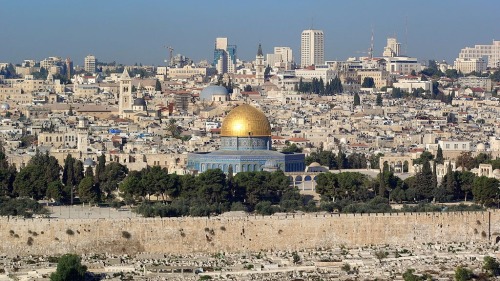 從橄欖山西看，近處是耶路撒冷老城，遠處是新城。