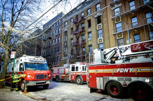纽约公寓大火致12死 一楼小孩玩火酿祸