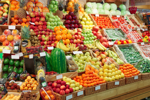 正确购物应该先去蔬菜、水果区逛逛，这些东西价格不贵、非常健康。