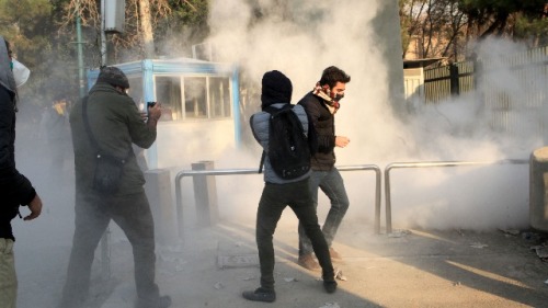 2017年12月30日，伊朗德黑蘭大學生抗議，遭催淚彈攻擊
