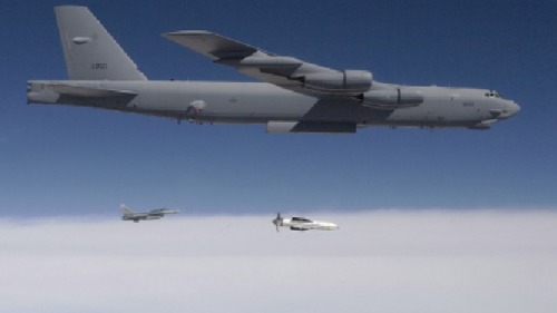 2009年美軍B52轟炸機測試巨型鑽地彈