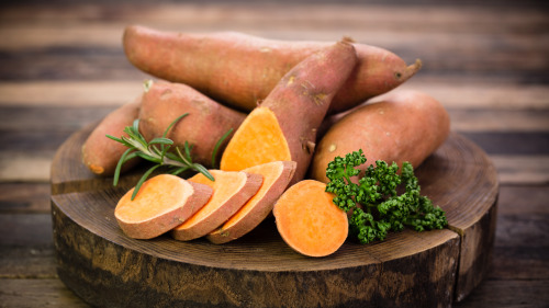 紅薯富含膳食纖維，可以促進胃腸蠕動和防止便秘。