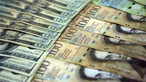 根据国际货币基金组织（IMF）的最新报告显示，由于政府未能通过印钞来弥补预算不足的扩大，委内瑞拉的年通胀率将在年底前飙升至1370000%。