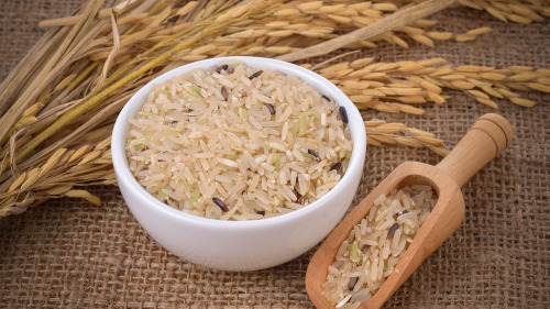 糙米就是保留米糠的全米，可整肠利便，帮助排毒。