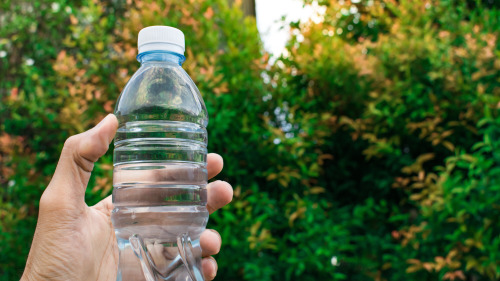 人们食用海产品、饮用瓶装水等，可能是人体内微塑料颗粒的主要来源。