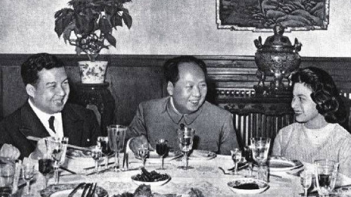 毛泽东接见西哈努克和他的夫人莫尼克。（网络图片）