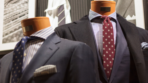 领带的色彩应与西服、衬衫和谐相配。