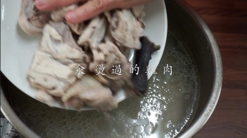 1、将鸡汤放入锅中，加入适量的水，盖上锅盖，煮20分钟，将鸡肉煮熟。