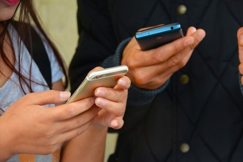 警方建议：家长应监管未成年人使用智能手机