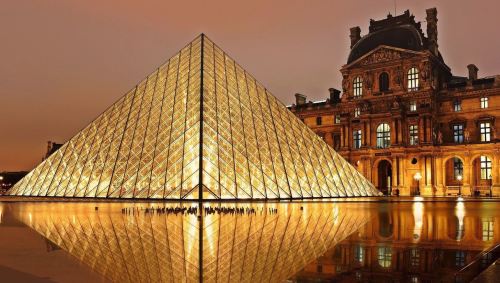 罗浮宫玻璃金字塔是由贝律铭设计