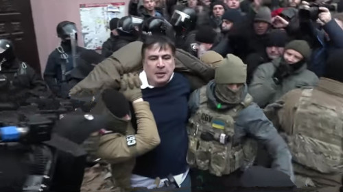 被乌克兰警察从房顶上拽下来的前前格鲁吉亚总统米哈伊尔•萨卡什维利。(16:9)