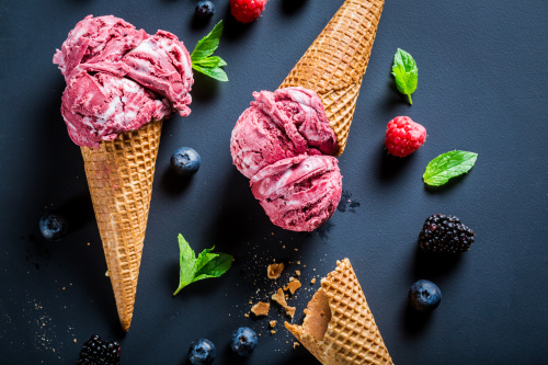 根據傳說，最早冰淇淋是用冰雪加蜂蜜和水果攪拌起來的。