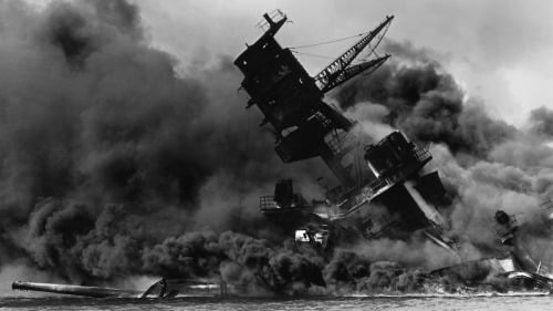 1941年12月7日，日本袭击美国珍珠港，亚利桑那号战舰被击中。(16:9)