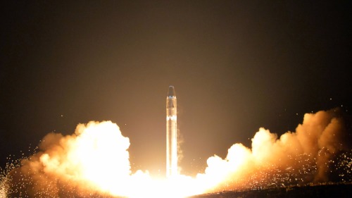 11月29日，朝鮮發射的火星15 洲際彈道導彈。