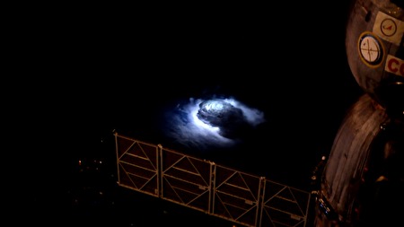 國際空間站抓拍大氣中的神秘藍色閃電