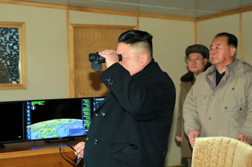 2017年2月13日，朝鲜官方中央通讯社（KCNA）发布在前一天拍摄的照片显示，朝鲜领导人金正恩到一个未公开的位置检查了地到地“中程至远程”弹道导弹Pukguksong-2的发射情况。（图片来源：Getty Images）