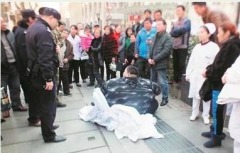 【2.15中國速瞄】一人摔倒20人扶不起最後只好「滾」(組圖)