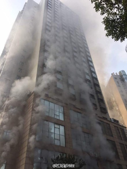 南昌酒店大火浓烟滚滚致23人死伤