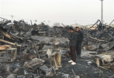 北京旧货市场突发大火记者采访被打