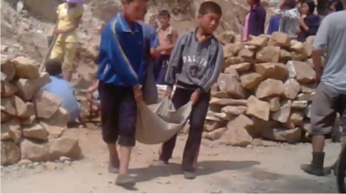 令人震驚的鏡頭7歲朝鮮兒童被強制體力勞動