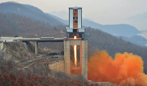 朝鲜新火箭引擎测试 
