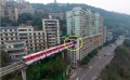 【3.21中国速瞄】直穿住宅轻轨“让人捏把冷汗”(组图)
