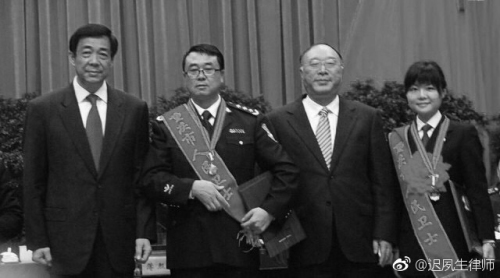 重庆被打黑了这照片上的四个人结局耐人寻味