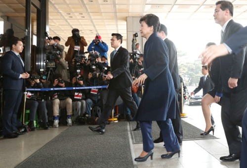 朴槿惠以犯罪嫌疑人的身份到案接收韩国检察部门调查。（Getty Images）