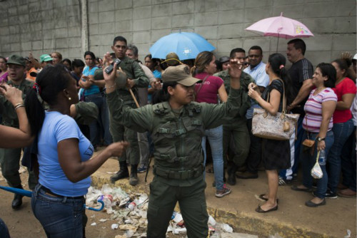 委内瑞拉军人在面包店站岗防止民众抢劫