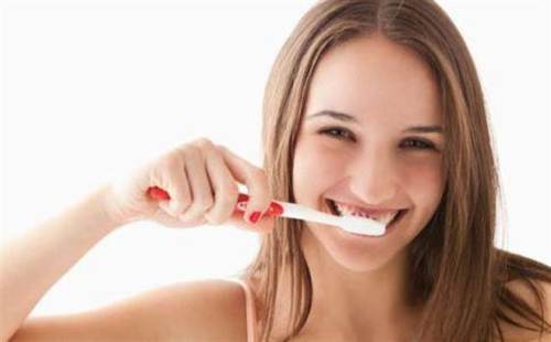 刷牙时在牙膏上加一点小苏达，牙锈自然脱落。