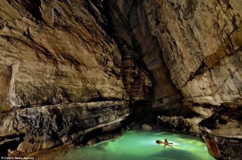探險家深入重慶失落世界巨型地下洞穴
