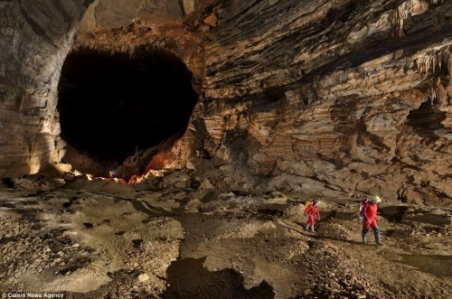 探險家深入重慶失落世界巨型地下洞穴