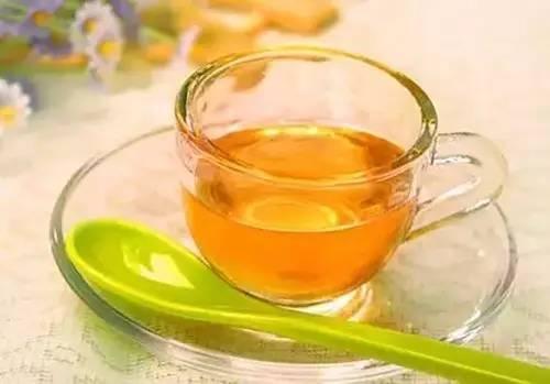 清晨空腹飲一杯蜂蜜水，可補充水分，促進排便。