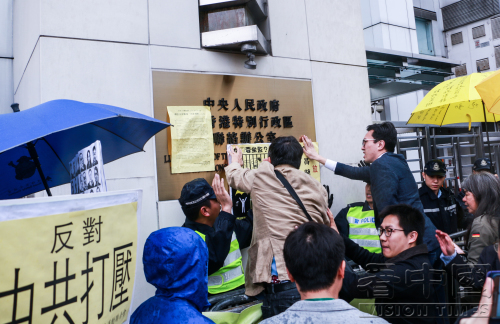 蘇昌蘭陳啟棠聲援佔中運動遭重判，香港支聯會冒雨抗議。（攝影：李善）