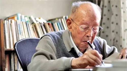 108歲的經濟學家、語言學家周有光直言不諱地說：「最好是民國！」