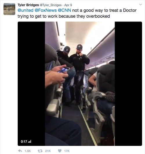 美國聯合航空保安人員強拖亞裔乘客離機（推特截圖）