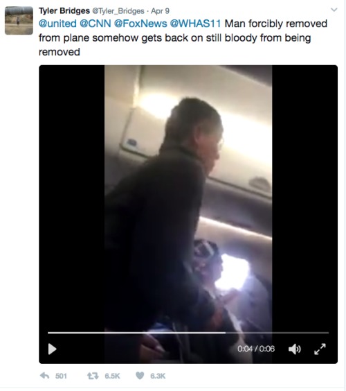 美国联合航空保安人员强拖亚裔乘客离机（推特截图）
